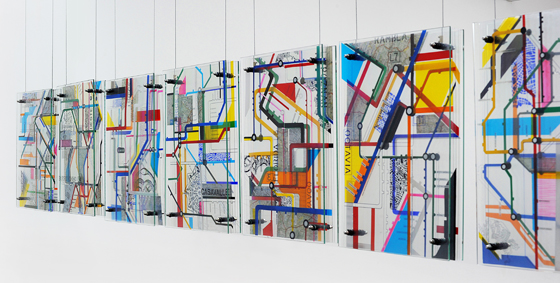 Paola Monzillo | Sin Título | de la serie “proyecto CARTOGRAFÍAS” | 2010 | Instalación: objetos de vidrio y p.e.t. intervenidos con mapas, pintura, tinta, vinilos y adhesivos | 288 x 6 x 39,5 cm, detalle